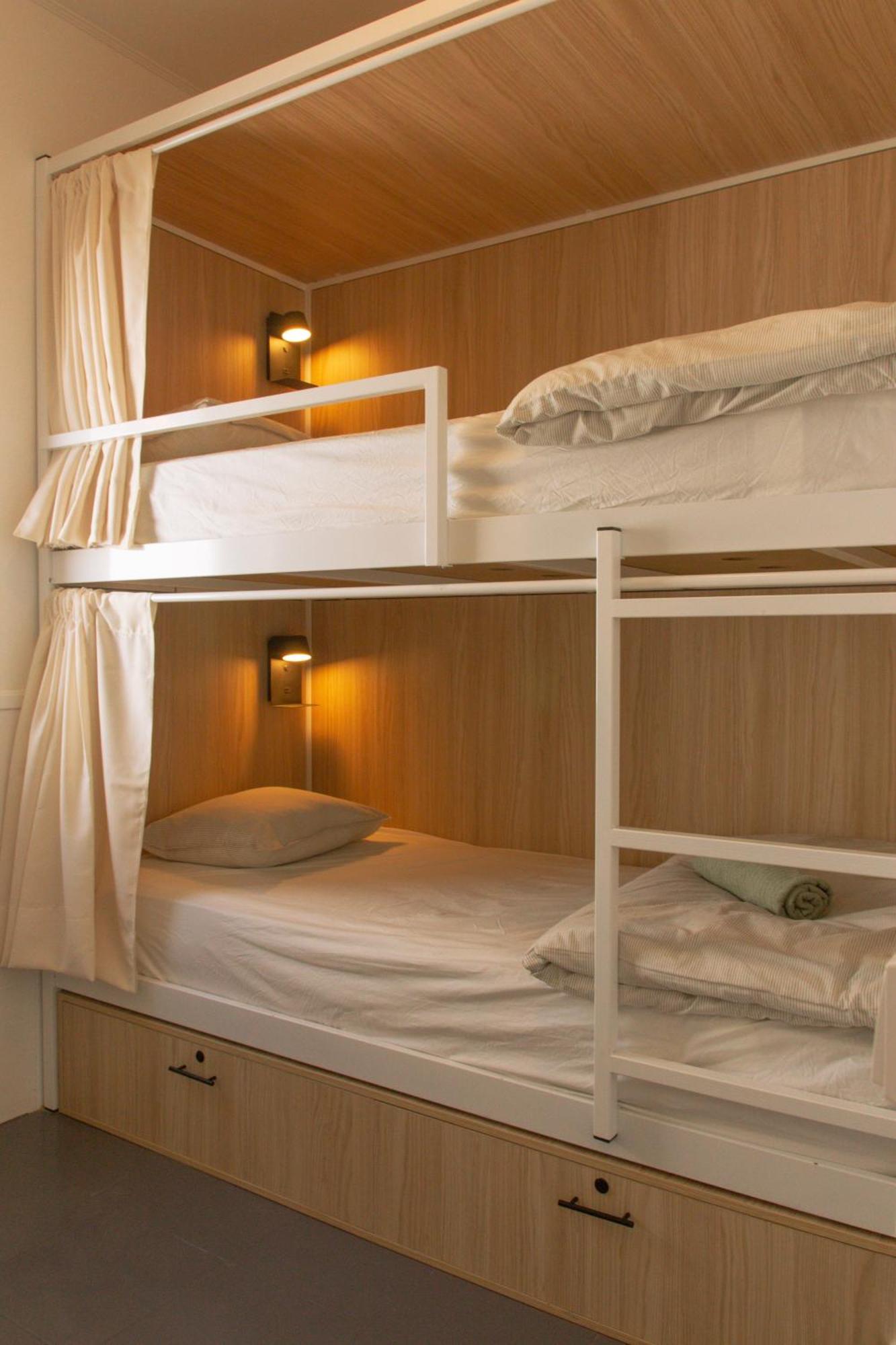 Twin Room,1552157506:JPEG